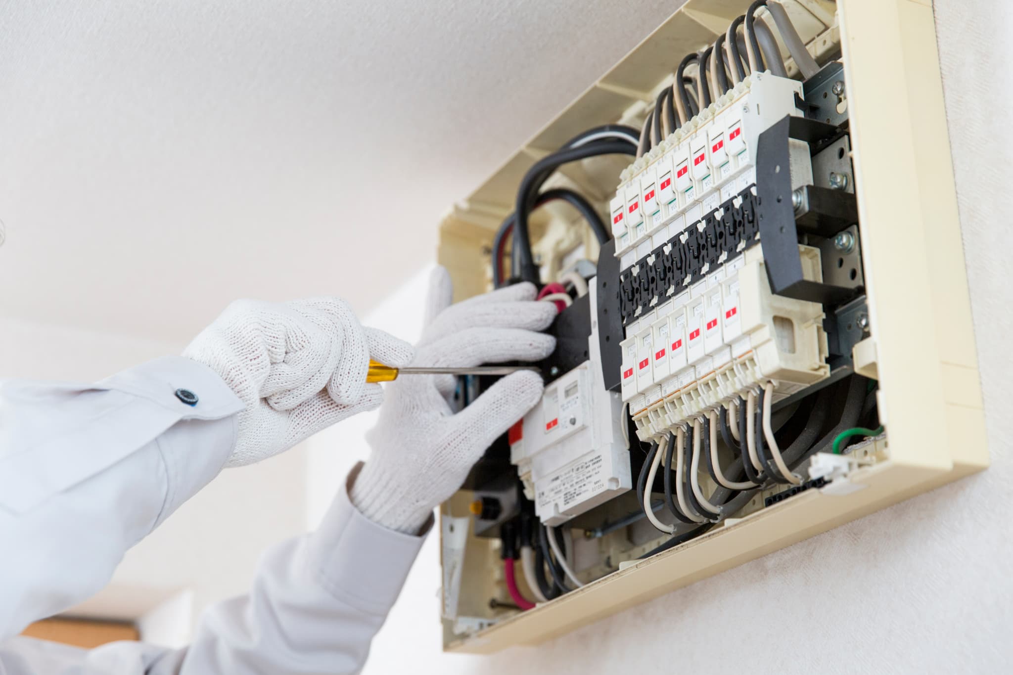 電気容量不足を解決する方法｜ブレーカーが落ちる原因とアンペア変更工事の流れ